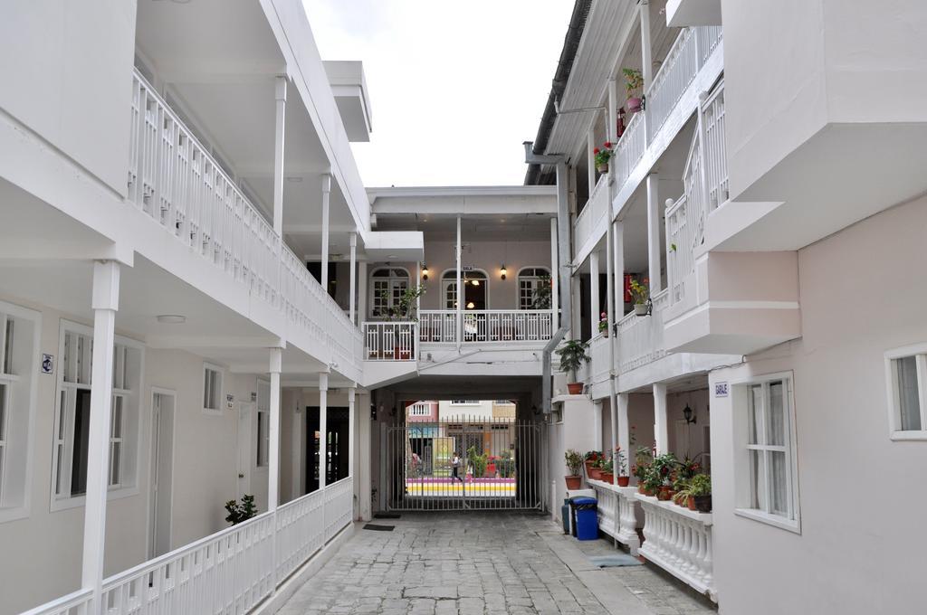 Hotel Europa Алаусі Екстер'єр фото